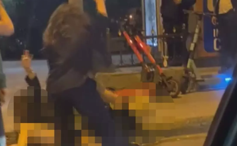 Küçənin ortasında bir qadın iki həmcinsini yerə yıxıb döydü - VİDEO