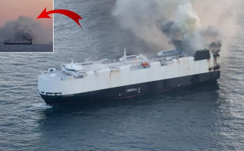 3 mindən çox avtomobil daşıyan nəhəng gəmidə yanğın