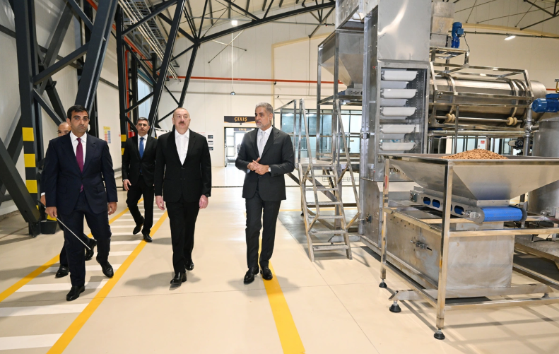 İlham Əliyev Bakıda yeni zavodun açılışında iştirak edib