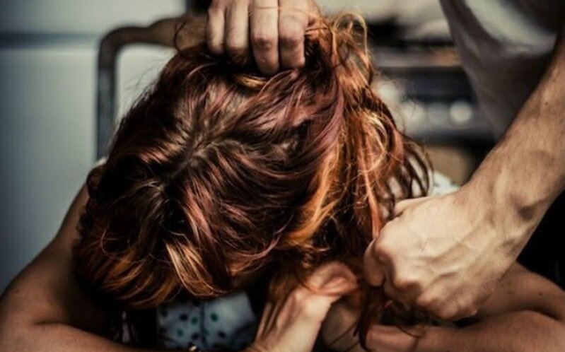 "Talış mətbəxi"nin sahibi xidmətçi qadını döydü - Məhkəmə qərar verdi