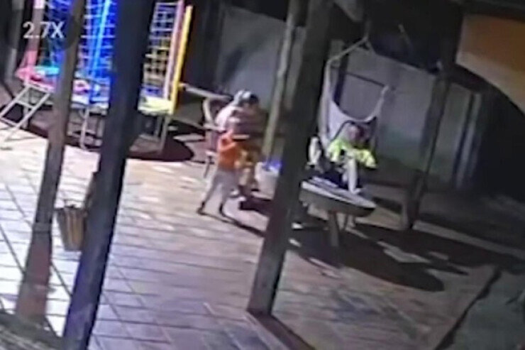 İki yaşlı oğlan anasını öldürdü