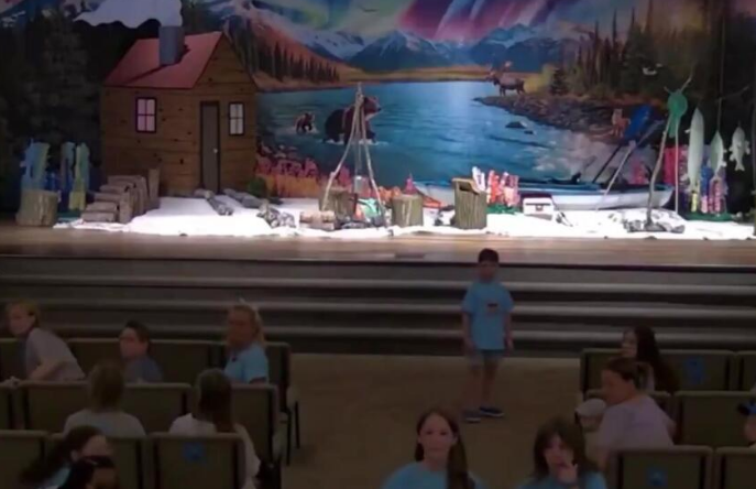 ABŞ-də silahlı şəxs kilsədə uşaqlara atəş açdı - VİDEO