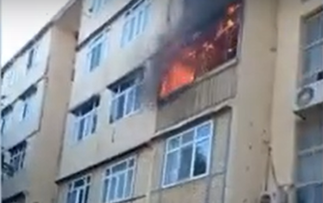 Sumqayıtda yaşayış binasında yanğın - Video