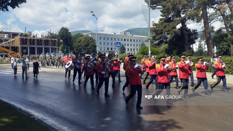 Xankəndi və Gəncədə hərbi yürüş keçirildi (YENİLƏNİB)