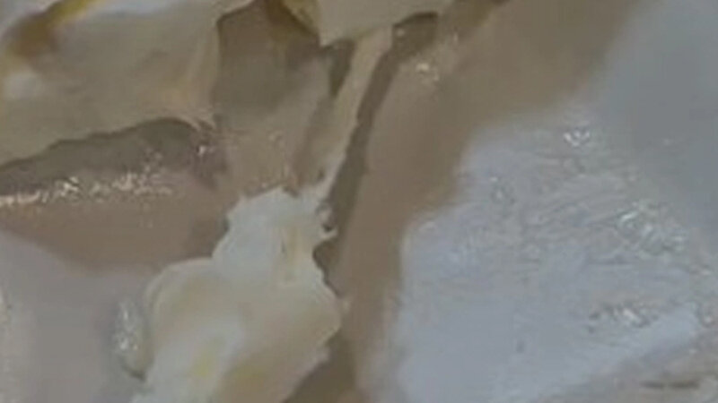 Məşhur şirkətin kərə yağından sellofan çıxdı (VİDEO)