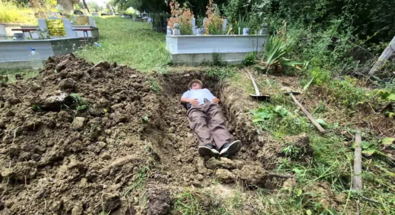 Yuxusundan sonra qəbir qazdı - 72 yaşlı kişi ölümünə hazırlaşır
