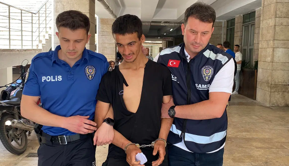 "Bir balıq tuta bilmədin"deyib döydü, dənizə atdı