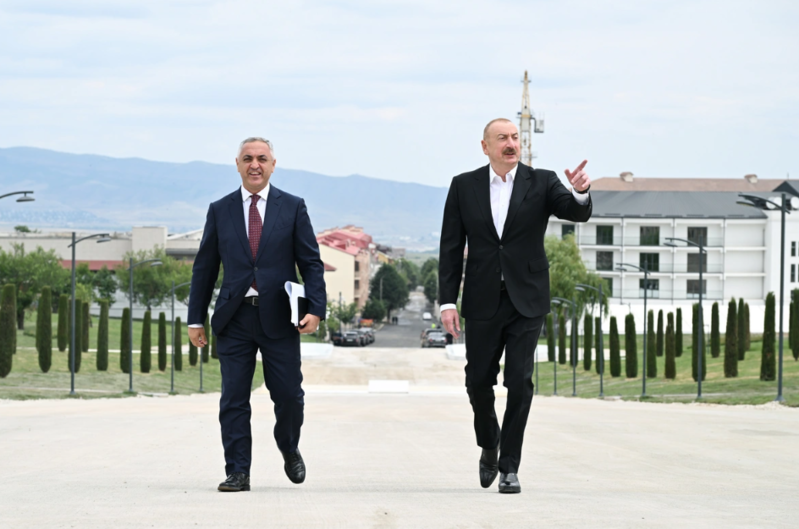 İlham Əliyev Xankəndidə Zəfər parkında görülən tikinti işləri ilə tanış olub