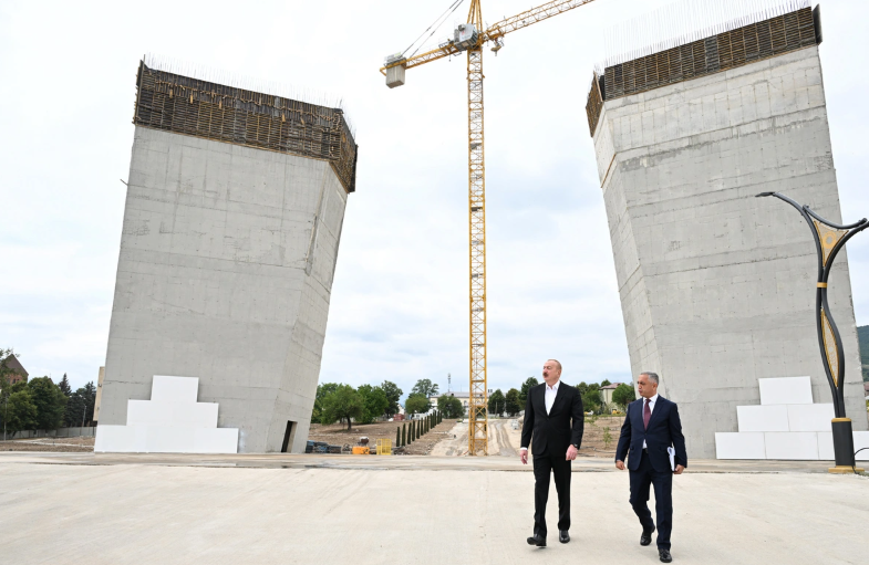 İlham Əliyev Xankəndidə Zəfər parkında görülən tikinti işləri ilə tanış olub