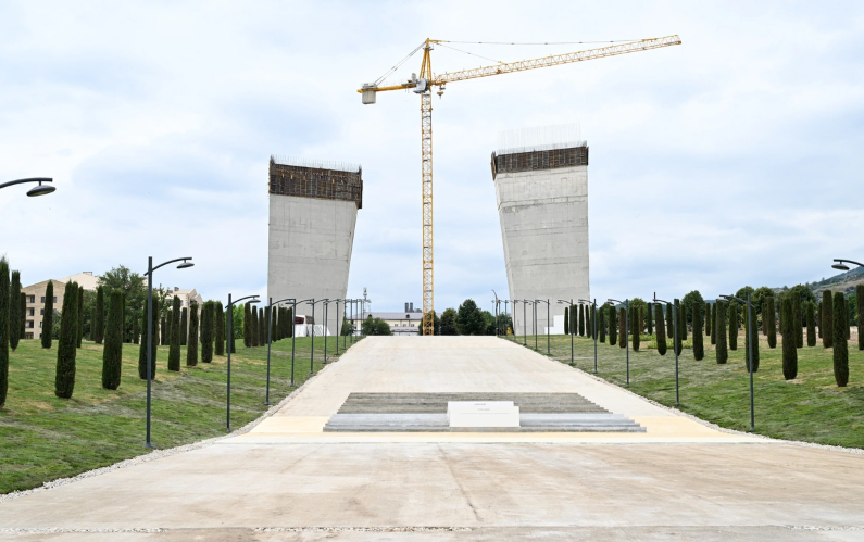 İlham Əliyev Xankəndidə Zəfər parkında görülən tikinti işləri ilə tanış olub