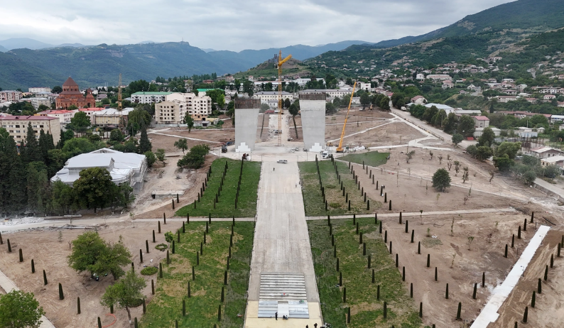 İlham Əliyev Xankəndidə Zəfər parkında görülən tikinti işləri ilə tanış olub