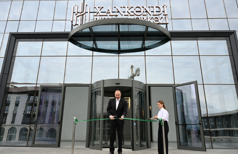 İlham Əliyev "Xankəndi" Biznes Mərkəzinin açılışında iştirak edib
