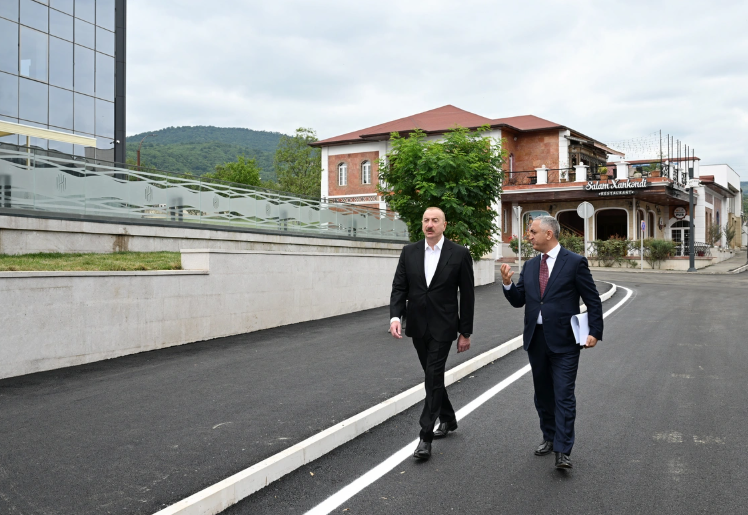 İlham Əliyev "Xankəndi" Biznes Mərkəzinin açılışında iştirak edib