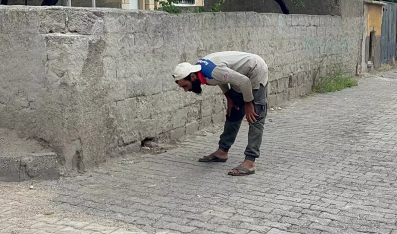 Polisi gördüyü üçün namaz qılmağa başladı, amma cərimədən qaça bilmədi - VİDEO