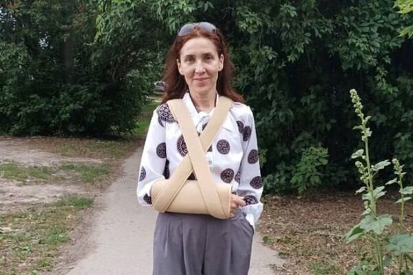 Rus polislər müəllimi cinayətkarla səhv salıb qolunu qırdılar