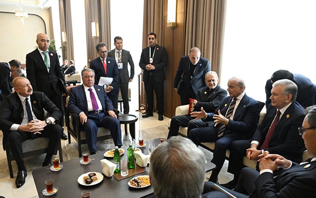 Liderlər çay süfrəsi arxasında - Fotolar