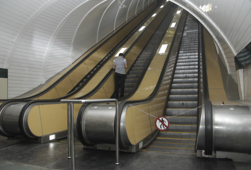 Metroda HƏYƏCANLI ANLAR: Ana və övladları ilk dəfə istifadə etdikləri eskalatordan yıxıldılar