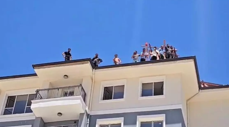 İnşaat işçilərindən etiraz aksiyası – Binanın üst mərtəbəsinə çıxaraq intihara cəhd etdilər