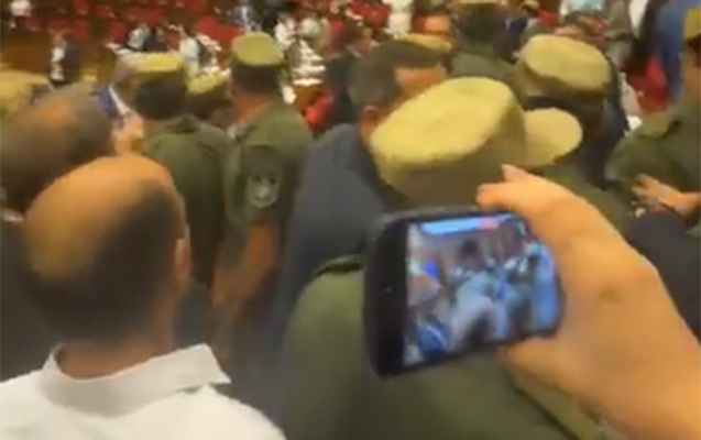 Ermənistan parlamentində deputatlar əlbəyaxa oldular - Video