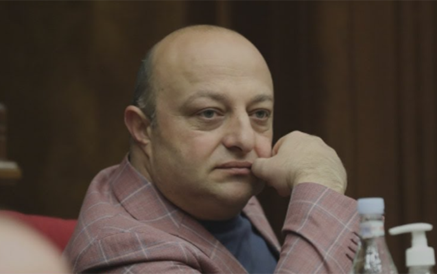 Ermənistan parlamentində deputatlar əlbəyaxa oldular - Video