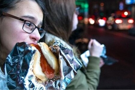Hərəkət zamanı qida qəbulu insanı kökəltdiyi məlum olub