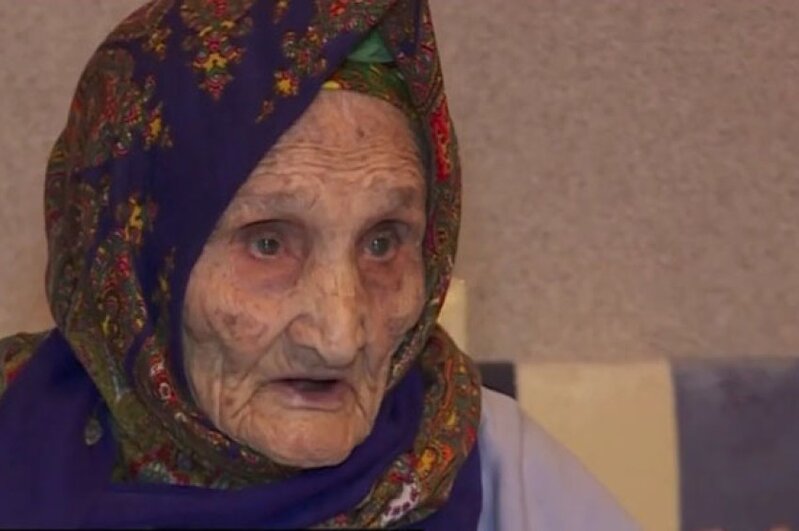 İyirmi nəvə, iyirmi beş nəticə, iki kötücəli 99 yaşlı nənə... - VİDEO