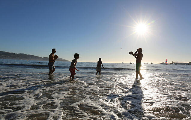 Çimərlikdə gün vuran yeniyetmə öldü