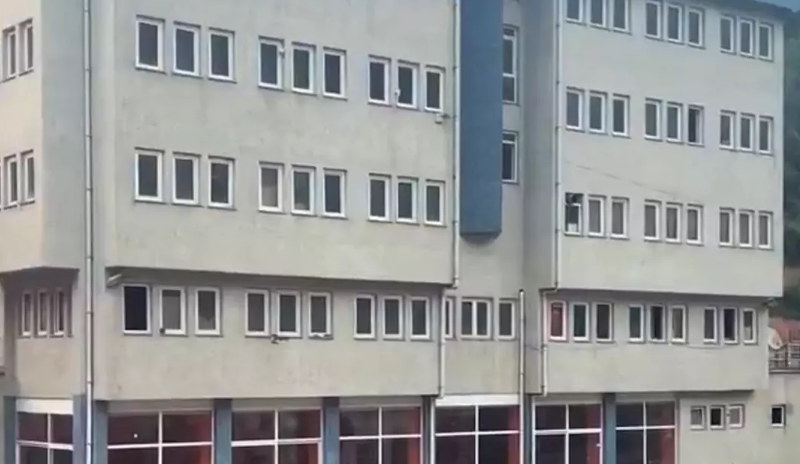 "Bu necə bələdiyyə binasıdır?" - Vətəndaş gördüyünə inanmadı, etiraz etdi - VİDEO