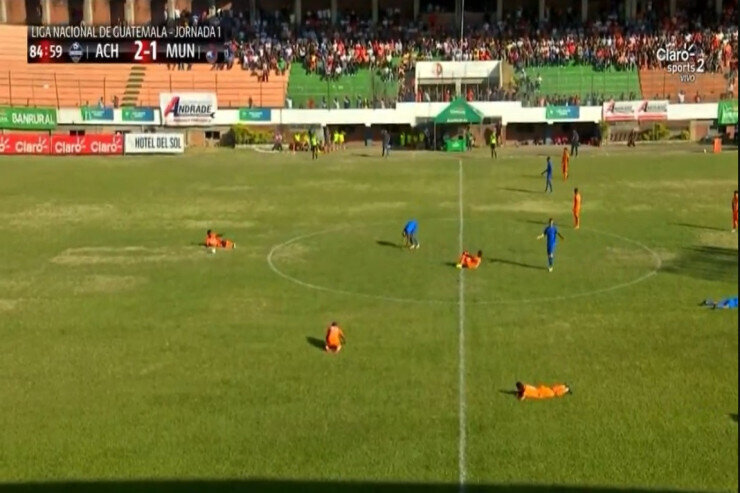 Futbolçular qəfil yerə uzandı, oyun dayandı - ŞOK SƏBƏB - VİDEO