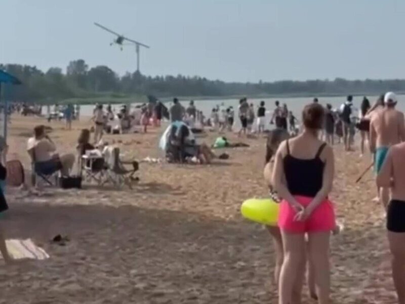 Çimərliyə yaxın məsafədən uçan təyyarənin pilotu saxlanıldı - VİDEO