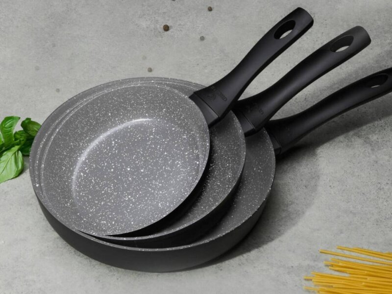 Rusiyada 15 yaşlı oğlan sevgilisini tava ilə döyüb öldürdü