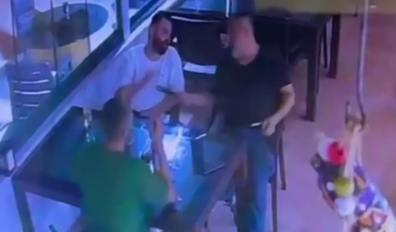 Birlikdə oturduğu polisi vurdu, heç nə olmamış kimi davranmağa davam etdi - VİDEO