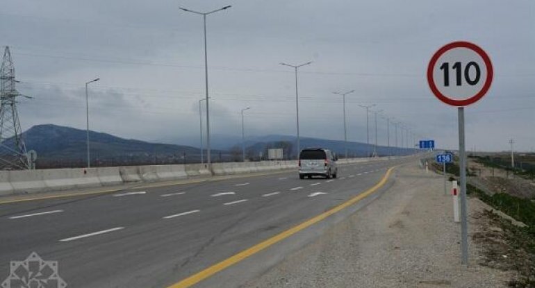 Bu yolda hərəkət mərhələli şəkildə məhdudlaşdırılır