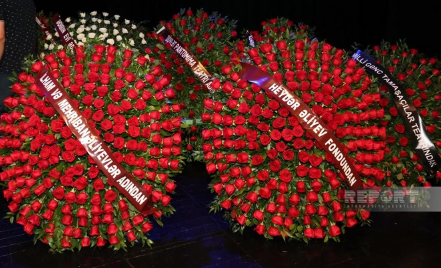 İlham Əliyev və Mehriban Əliyeva Xalq yazıçısı Elçin Əfəndiyevlə vida mərasiminə əklil göndəriblər