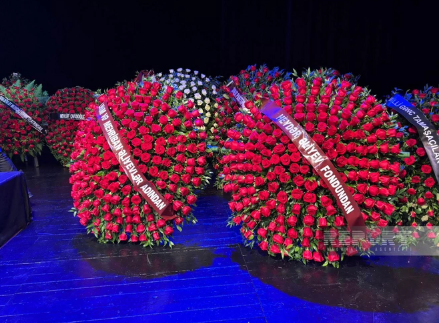 İlham Əliyev və Mehriban Əliyeva Xalq yazıçısı Elçin Əfəndiyevlə vida mərasiminə əklil göndəriblər