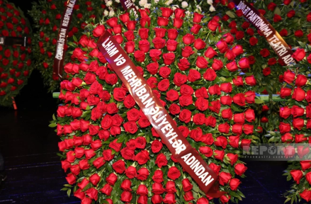 İlham Əliyev və Mehriban Əliyeva Xalq yazıçısı Elçin Əfəndiyevlə vida mərasiminə əklil göndəriblər