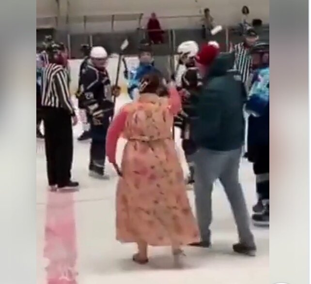 Ana oğluna görə hakimə hücum - VİDEO