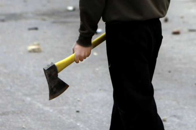 Oğuzda insanlara BALTA İLƏ HÜCUM EDƏN şəxs xəstəxanaya yerləşdirildi