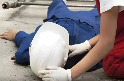 Bakıda TİKİNTİDƏ FACİƏ: usta yıxılıb öldü