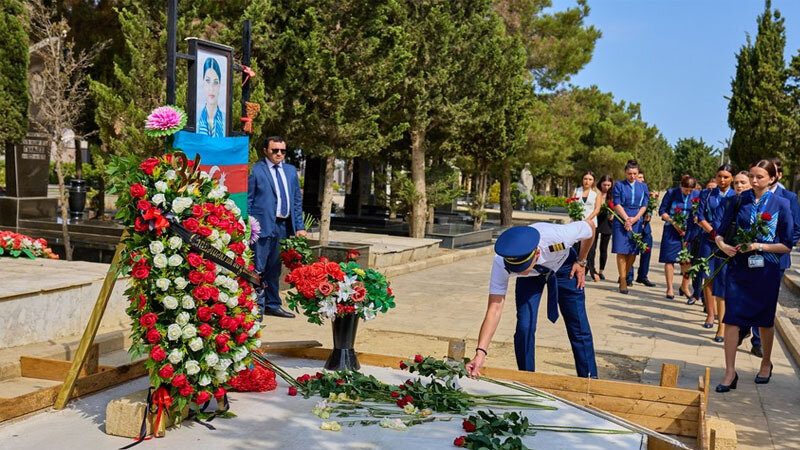 AZAL rəhbərliyi və kollektivi Hökumə Əliyevanın məzarını ziyarət etdi