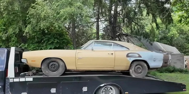 ABŞ-də köhnə anbarda 200 min dollarlıq avtomobil tapıldı