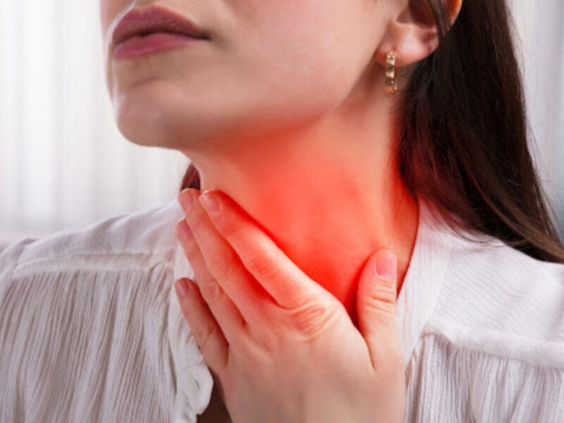 Boğaz ağrısına görə xəstəxanaya gedən qadın antibiotik müalicəsindən bir gün sonra öldü