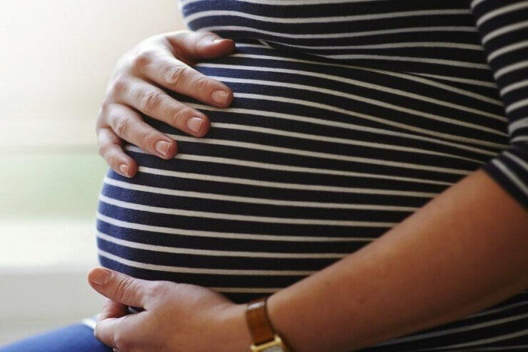 Həbsdən yayınmaq üçün 4 ilə 3 uşaq doğdu