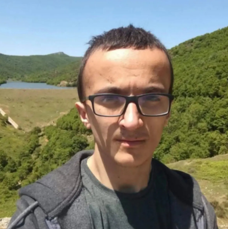 Gənc kişi divan ilə sandığın arasında ölü tapıldı