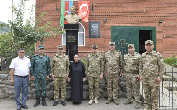 Hərbi prokuror şəhidin ailə üzvləri ilə görüşüb