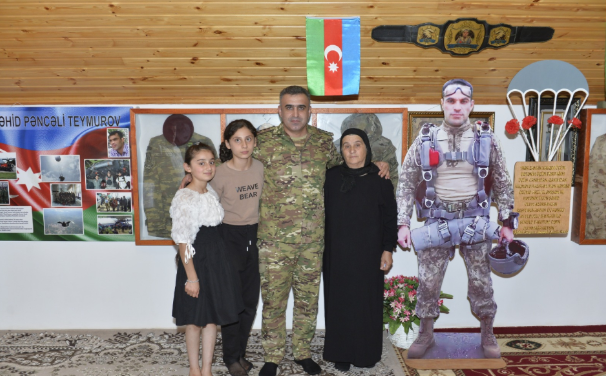 Hərbi prokuror şəhidin ailə üzvləri ilə görüşüb