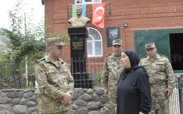 Hərbi prokuror şəhidin ailə üzvləri ilə görüşüb