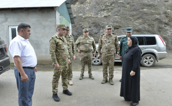 Hərbi prokuror şəhidin ailə üzvləri ilə görüşüb
