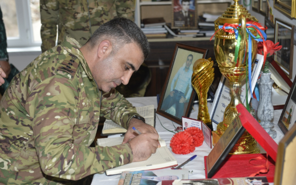 Hərbi prokuror şəhidin ailə üzvləri ilə görüşüb