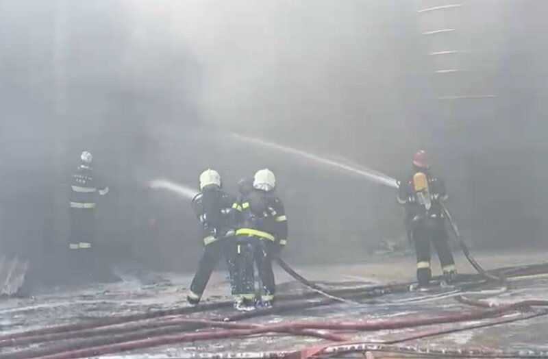 Boya zavodundakı yanğın söndürüldü - Video-Yenilənib